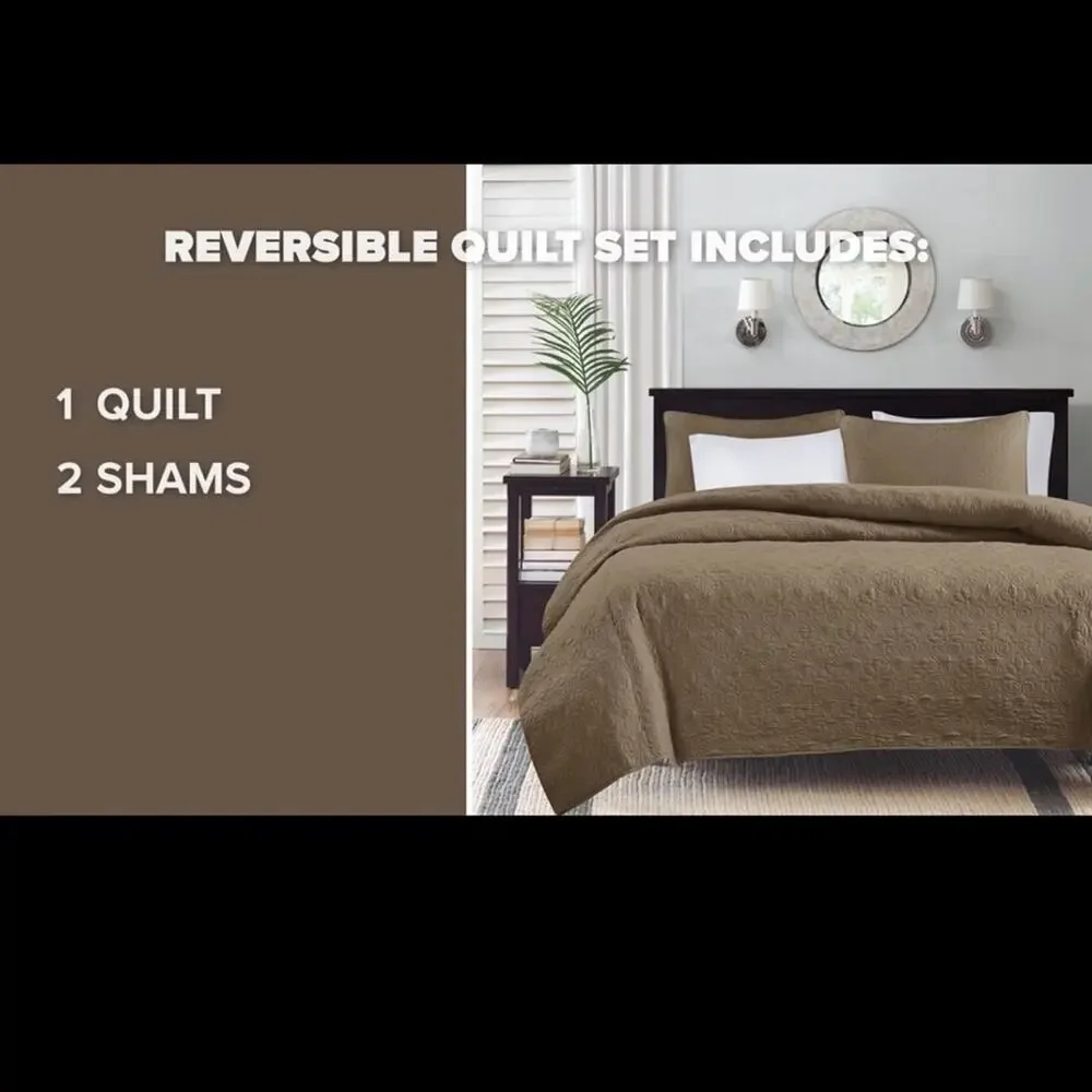 King quilt bedspread with pillow shams